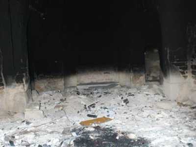 L'interno della chiesa sconvolto dal fuoco
