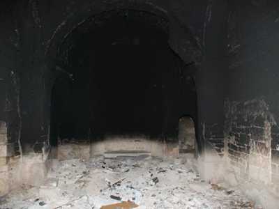 L'interno della chiesa completamente annerito