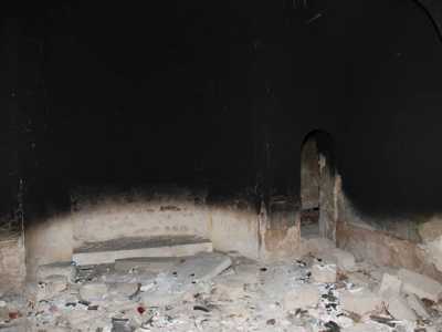 L'interno della chiesa devastato