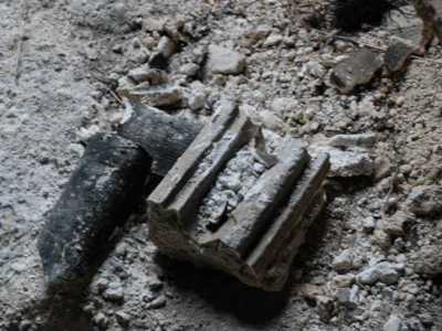 Tizzoni di legno all'interno della chiesa