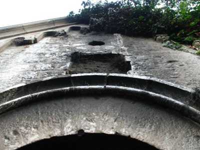 L'arco dell'ingresso visto da vicino