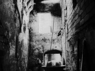 Siamo riusciti a recuperare una vecchia immagine in bianco e nero del 1989 che mostra l�interno della ex chiesa: un'unica stretta navata con tetto in legno