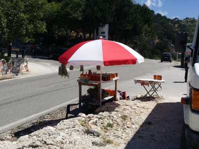 Un chioschetto del miele al Parco naturale di Llogara