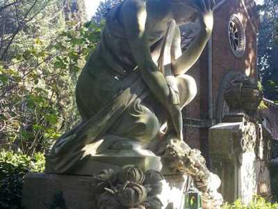 Una statua del cimitero monumentale del Verano, Roma