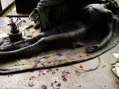 Una statua del cimitero monumentale di Milano