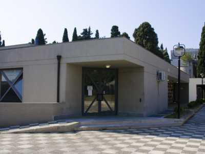 L'entrata principale della sala riservata alla cremazioni