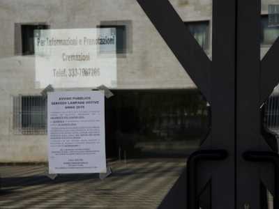 ... e sulla porta di accesso � rimasto soltanto un numero cellulare affisso per richiedere informazioni