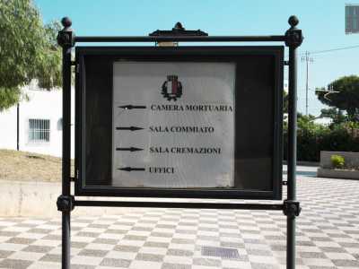 Il cartello che segnala l'ubicazione del forno posto nei pressi dell'entrata monumentale del cimitero, in via Francesco Crispi