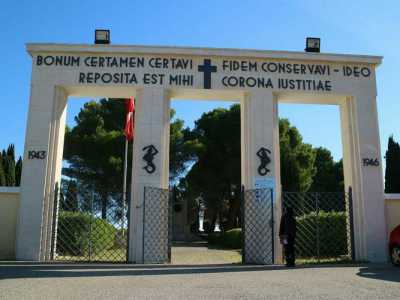 ...costituito da quattro imponenti colonne