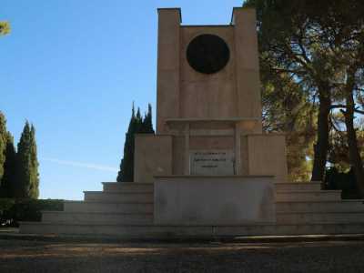Poco pi� avanti troviamo l'altare monumentale di marmo, poggiato su una base di sei scalini. Sulla parte alta dell'opera balza all'occhio invece l'effigie nera della Madonna di Czestochowa, patrona della Polonia