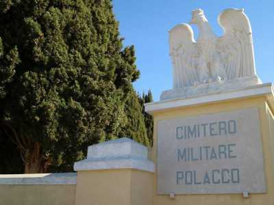 Ai lati dell'accesso spiccano inoltre due colonnine con sopra la statua dell'emblema nazionale polacco: una grande aquila coronata con le ali spiegate, entrambe realizzate da uno scalpellino di Casamassima