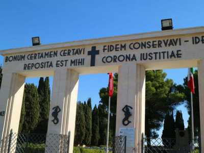 Sulla sommit� dell'entrata campeggia una grossa scritta latina: Bonum certamen certavi fidem conservavi � ideo reposita est mihi corona iustitiae, cio� "Ho combattuto la buona battaglia, ho terminato la mia corsa, ho conservato la fede. Ora mi resta solo la corona di giustizia"