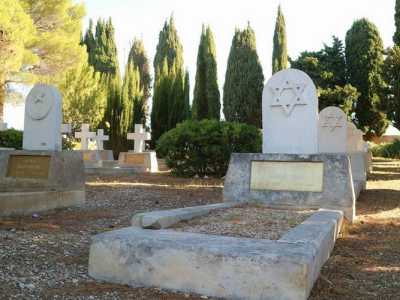 Oltrepassiamo il monumento e guardandoci attorno ci accorgiamo di alcune lapidi con la stella di David, simbolo dell'ebraismo e di altre con la mezzaluna e la stellina, emblema della fede musulmana