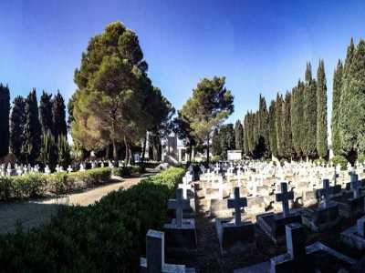 Entriamo all'interno del sepolcreto, circondato da cipressi e organizzato su un'area rettangolare, con due vialetti interni che si intersecano formando una croce