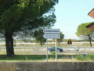 Partendo dal centro abitato ci immettiamo sulla statale 100 in direzione Taranto e imbocchiamo l'uscita Adelfia-Rutigliano-Valenzano, guidando lungo la complanare in senso contrario. Dopo tre chilometri un cartello ingiallito segnala la svolta a sinistra che conduce alla nostra meta