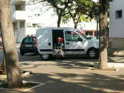 Uno dei clown seduto su un furgoncino in una foto scattata sembra a Castellana Grotte