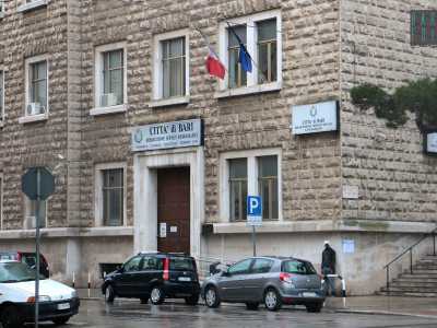mentre sulla sinistra si erge il palazzo sede dell�Anagrafe del Comune di Bari, detto anche �Sala dei matrimoni� perch� questa � la sede storica dove � possibile sposarsi civilmente