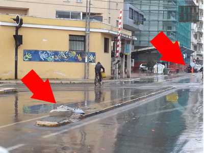 Passaggio a livello di via Oberdan. La colonnina abbattuta lo scorso 7-8 febbraio in primo piano. In fondo la colonnina ripristinata dopo l'incidente di gennaio