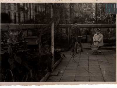 Daniela a due anni con il fatellino Luigi nel giadino - 1955
