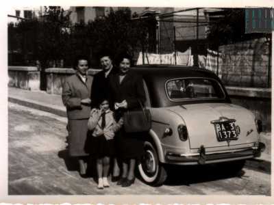 Foto con i vicini, sullo sfondo i due villini attigui
