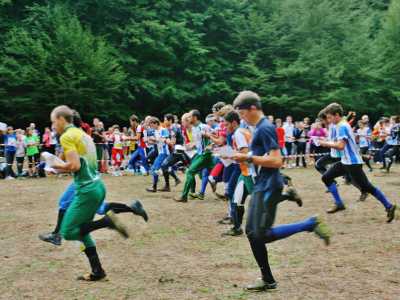 Un gruppo di corridori parte a tutta velocit�