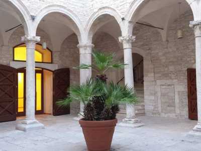 L'elegante cortile del Palazzo Sylos Cal�