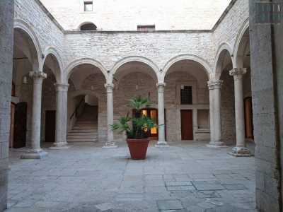 Sotto il porticato, in fondo a sinistra, si imbocca la scalinata che porta al primo piano, dove le opere vengono presentate in ordine cronologico