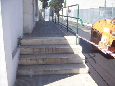 Una delle due rampe di scalini poste all'ingresso della stazione Francesco Crispi