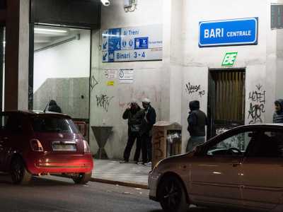 Abbiamo deciso di seguire per una notte questi �angeli� in divisa color arancio e ci dirigiamo con loro sull�estramurale Capruzzi, all�uscita del sottopassaggio della stazione