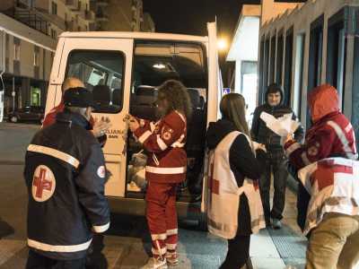 Stazione centrale di Bari, ore 10 di sera, da vari angoli spuntano uomini dimessi in cerca di qualcuno. Questo �qualcuno� � il supporto unit� di strada della Croce Rossa: trenta volontari che tre sere alla settimana portano bevande calde, dolci, indumenti pesanti e farmaci ai senzatetto della citt�