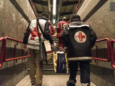 Distribuiti abiti caldi, cappuccini e dolci, percorriamo le scale verso i binari ferroviari dove altre persone attendono ansiose i volontari