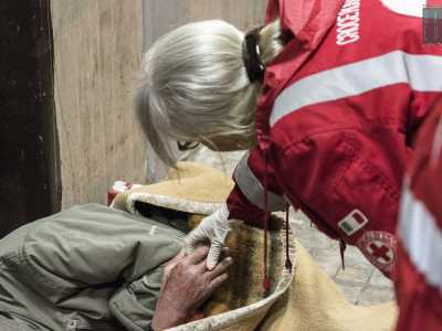 ...il primo abusa di alcol, e si sente, ma nonostante tutto ritiene di essere capace di prendersi cura del compagno che ha una mano ferita e sanguinante