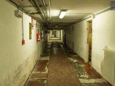 ...e la biblioteca, sono ormai chiuse e ridotte a magazzini fatiscenti con calcinacci e tubature a vista.