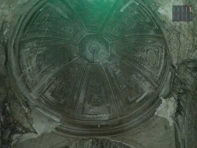La cupola fatiscente, le radici fanno fanno crollare gli  stucchi