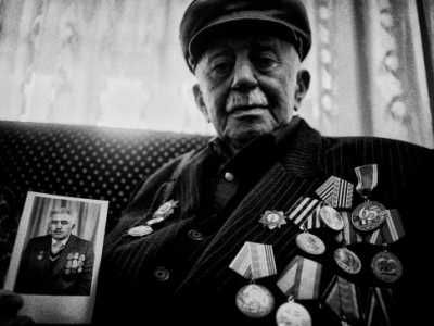 Un reduce della seconda guerra mondiale in Azerbaijan che ha ospitato il reporter in casa sua per mostrargli i propri cimeli