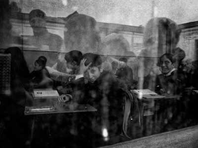 Un'altra immagine della scuola Aleksevjkia che ritrae una classe vista dall'esterno 