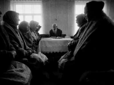 Un gruppo di ebrei in un momento di preghiera all'interno di una stanza adibita a sinagoga in Azerbaijan