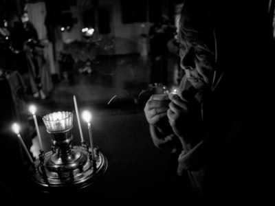 Una fedele all'interno di una chiesa ortodossa