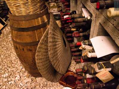 Mimetizzati in questo scrigno di ricordi ci sono anche due grandi dischi in canapa dotati di un foro al centro. Venivano posti tra una pompa e l�altra e avevano la funzione di filtrare il vino travasato trattenendo tutte le impurit� e lasciando passare solo il liquido depurato