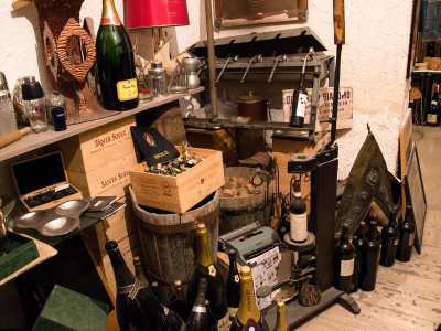 La piccola botte al centro della foto fungeva, negli anni 20, da unit� di misura per calcolare quanto vino si andava a caricare dalle cantine