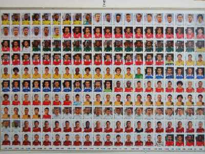 Un foglio stampa con una raccolta di figurine del campionato del mondo 2014