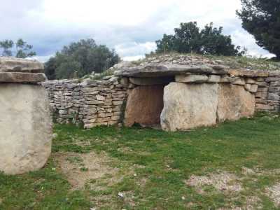 L'entrata del secondo troncone del megalite anch�esso formato da due lastroni verticali e uno che funge da copertura