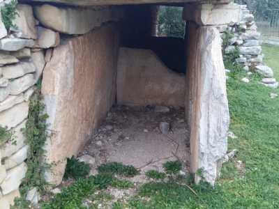 Il secondo troncone: lungo 7,5 metri � separato al centro da lastre pi� piccole 

