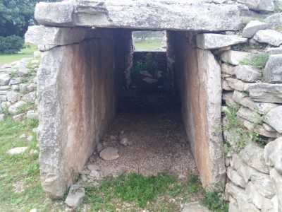 Il primo troncone del dolmen in primo piano: � lungo 6 metri