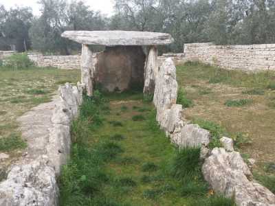 Alte pietre poste sul terreno formano un corridoio lungo 8 metri che ci introduce alla cella sepolcrale, composta da tre grandi lastroni verticali su cui poggia il lastrone di copertura. Il dolmen appare quindi chiuso da un lato