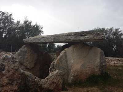 Un'altra prospettiva del dolmen considerato uno dei pi� antichi d'Italia e tra i pi� interessanti d�Europa per dimensioni, bellezza delle linee e ottimo stato di conservazione