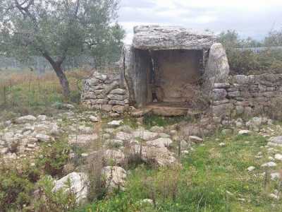 Il dolmen dei Paladini, che si trova a qualche chilometro di distanza in territorio di Corato, al confine con Bisceglie