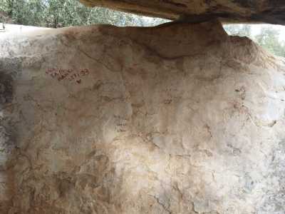 La presenza dell�uomo � segnalata solo da nomi e frasi d�amore incise all�interno delle pareti del dolmen: chiss� quanti millenni dovranno passare per far capire agli italiani il valore e il rispetto della cultura