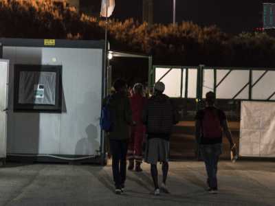Il cancello si apre alle 8 di sera e si chiude alle 8 di mattina quando tutti gli ospiti devono obbligatoriamente uscire
