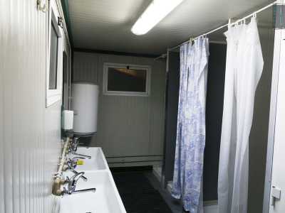 � la donna a indicarci il container che funge da bagno delle donne: � arrivato solo un mese fa ed � stato riciclato da un�altra struttura che voleva disfarsene. Per fortuna � ben funzionante e pulito